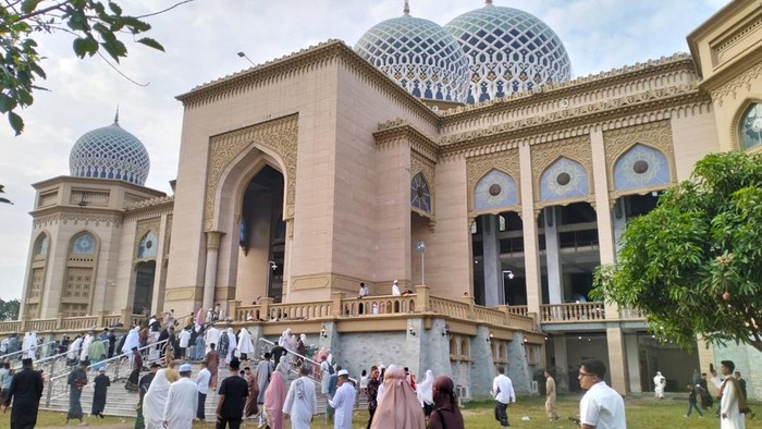 masjid Warga Kota Lhokseumawe, Aceh mendatangi Masjid Agung Islamic Center. Masjid ini menjadi salah satu lokasi pelaksanaan salat Idul Fitri 1446 Hijriah. Ribuan jemaah pun memadati masjid tersebut.