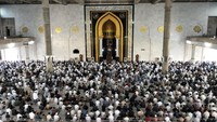 Tiba di masjid dengan arsitektur menawan khas Timur Tengah tersebut, para jemaah langsung masuk dan mengatur saf.. Foto Datuk Haris Maulana/detikcom