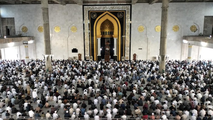 Tiba di masjid dengan arsitektur menawan khas Timur Tengah tersebut, para jemaah langsung masuk dan mengatur saf.. Foto Datuk Haris Maulana/detik.com