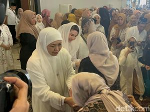 Momen Jemaah Berebut Bersalaman dengan Khofifah Usai Salat Id