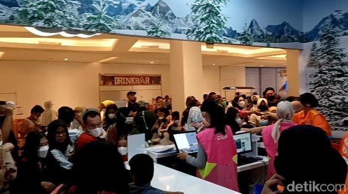 Masyarakat bermain Trans Snow World Mini di Transmart Palembang