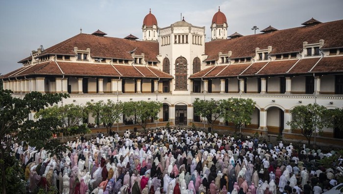 Melihat Salat Idul Fitri Perdana di Lawang Sewu Semarang Umat Islam melaksanakan Shalat Idul Fitri 1446 Hijriah di halaman gedung cagar budaya Lawang Sewu, Semarang, Jawa Tengah, Senin (31/3/2025). KAI Wisata menggelar shalat Idul Fitri 1446 Hijriah perdana di bangunan cagar budaya peninggalan zaman kolonial Belanda tersebut untuk menghilangkan kesan mistis dan meningkatan jumlah wisatawan selama periode libur Lebaran 2025. ANTARA FOTO/Aprillio Akbar/nym.
