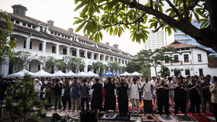 Melihat Salat Idul Fitri Perdana di Lawang Sewu Semarang Umat Islam melaksanakan Shalat Idul Fitri 1446 Hijriah di halaman gedung cagar budaya Lawang Sewu, Semarang, Jawa Tengah, Senin (31/3/2025). KAI Wisata menggelar shalat Idul Fitri 1446 Hijriah perdana di bangunan cagar budaya peninggalan zaman kolonial Belanda tersebut untuk menghilangkan kesan mistis dan meningkatan jumlah wisatawan selama periode libur Lebaran 2025. ANTARA FOTO/Aprillio Akbar/nym.