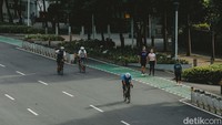 Sebagian warga memanfaatkan sepinya Jakarta dengan berolahraga.