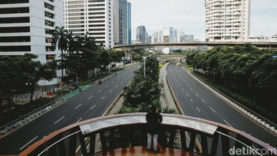 Menikmati Lengangnya Jalan Protokol Jakarta Saat Lebaran