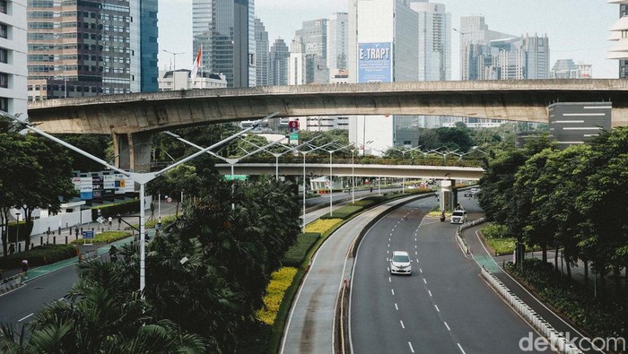 Sejumlah kendaraan melintas di jalan Sudirman, Jakarta, Senin (31/3/2025). Sepinya jalanan ibukota ini merupakan pemandangan yang terjadi rutin setiap hari raya Idul Fitri.