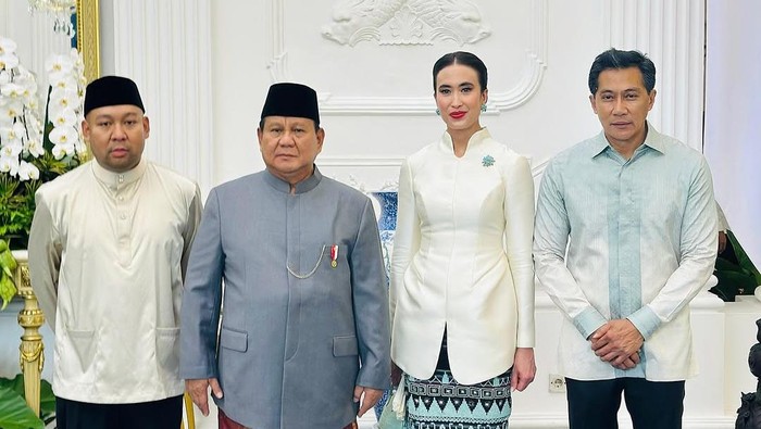 Menpar Widiyanti Putri Wardhana bersilaturahmi dengan Presiden Prabowo dan keluarga di Istana Negara, Jakarta. Menpar Widiyanti Putri Wardhana bersilaturahmi dengan Presiden Prabowo dan keluarga di Istana Negara, Jakarta, Senin (31/3/2025).