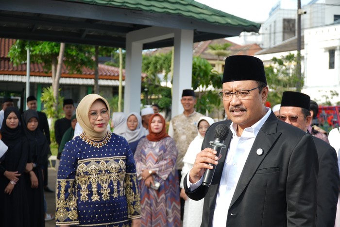 Menteri Sosial Saifullah Yusuf (Gus Ipul) melaksanakan salat Idul Fitri 1446 Hijriah di Masjid Al Khairat Sentra Mulya Jaya, Jakarta Timur