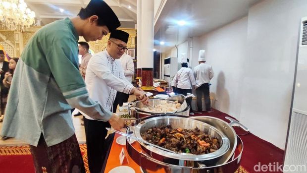 Menu makanan yang disajikan di Griya Agung Palembang.