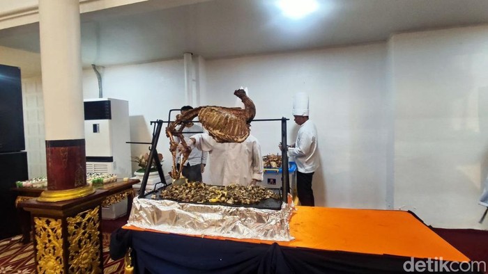Menu spesial kambing guling yang disajikan untuk tamu di Griya Agung Palembang.