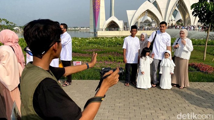 Messi mengarahkan pengunjung Masjid Al Jabbar untuk berfoto