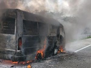 Minibus Terbakar di KM 613 Tol Ngawi ke Kertosono