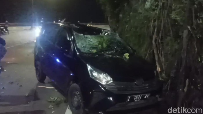 Mobil yang tertimpa pohon tumbang di Cadas Pangeran, Sumedang
