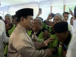 Momen Driver Ojol Ramai-ramai Salami Prabowo Saat Open House di Istana