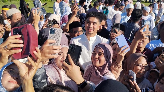 Momen Duta Sheila On 7 diserbu penggemar saat salat Idul Fitri di Sleman, Senin (31/3/2025).