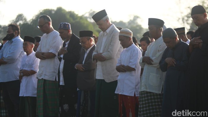 Momen Ganjar Pranowo salat Idul Fitri di lapangan Kayen, Wedomartani, Ngemplak, Sleman, Senin (31/3/2025).