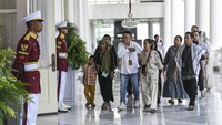 Sejumlah warga berjalan untuk menghadiri open house di Istana Kepresidenan, Jakarta, Senin (31/3/2025). Presiden Prabowo Subianto menggelar open house saat Idul Fitri 1446 H di Istana Kepresidenan yang dihadiri oleh sejumlah pejabat dan masyarakat umum. ANTARA FOTO/Hafidz Mubarak A