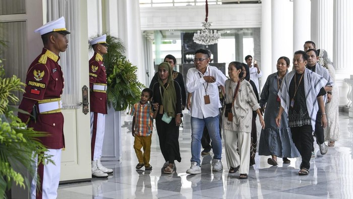 Momen Prabowo Gelar Open House di Istana Kepresidenan Jakarta Sejumlah warga berjalan untuk menghadiri open house di Istana Kepresidenan, Jakarta, Senin (31/3/2025). Presiden Prabowo Subianto menggelar open house saat Idul Fitri 1446 H di Istana Kepresidenan yang dihadiri oleh sejumlah pejabat dan masyarakat umum. ANTARA FOTO/Hafidz Mubarak A/nym.