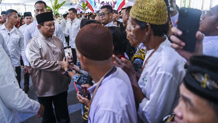 Momen Prabowo Gelar Open House di Istana Kepresidenan Jakarta Presiden Prabowo Subianto mengadakan gelar gerilya atau open house di Istana, Jakarta. Konsep open house kali ini berbeda dengan open house yang digelar presiden sebelumnya, Senin (31/3/2025).