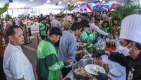 Istana menyediakan berbagai hidangan untuk warga yang datang ke acara open house bersama Presiden Prabowo Subianto. Deretan makanan dan minuman tersaji rapi di tenda tempat warga menunggu halalbihalal dengan Prabowo. ANTARA FOTO/Galih Pradipta 