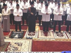 Momen Prabowo Salat Id di Istiqlal, Diapit Menag-Seskab Teddy di Saf Depan