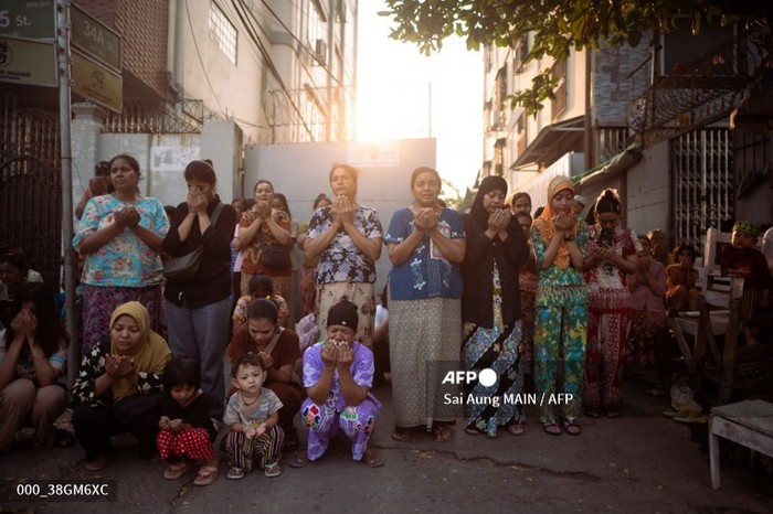 Muslims offer morning prayers to start the Eid al-Fitr festival, marking the end of the holy fasting month of Ramadan on a road near destroyed mosques in Mandalay on March 31, 2025, three days after the deadly Myanmar earthquake. Hopes were fading of finding more survivors in the rubble of Mandalay, where some residents spent a third night sleeping in the open after a massive earthquake killed at least 1,700 people in Myanmar and neighbouring Thailand. (Photo by Sai Aung MAIN / AFP)