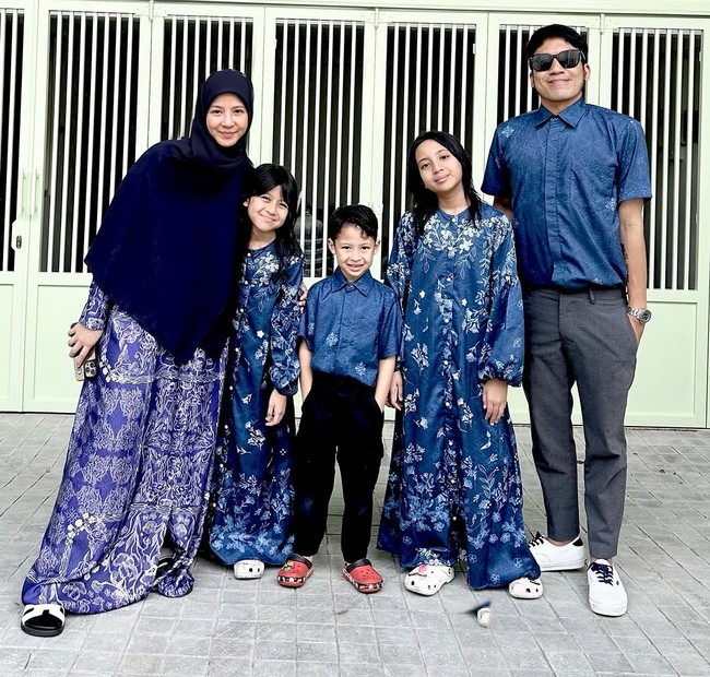 Desta dan Natasha Rizky resmi bercerai pada 2023 setelah 10 tahun menikah. Setelah berpisah, mereka menjalani co-parenting yang harmonis. Natasha dan Desta masih sering terlihat bersama saat menghadiri acara sekolah anak-anak. Foto: Instagram@desta80s