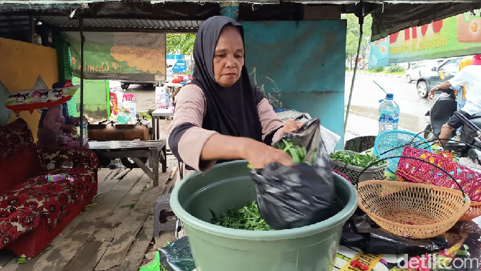 Nuraeni (59), pedagang bunga di TPU Islam Panaikang, Makassar.