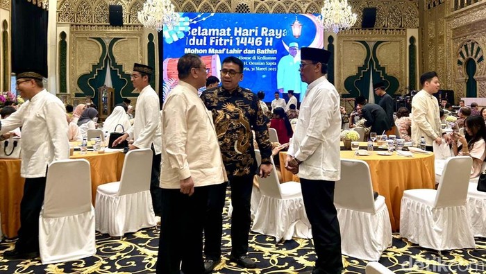 Ketua Umum Partai Hanura, Oesman Sapta Odang (OSO) gelar open house di kediamannya, Jakarta, Senin (31/3/2025). Begini momennya.