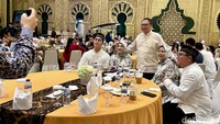 OSO berfoto dengan tamu undangan yang hadir.