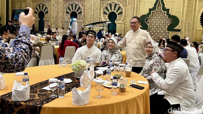 Ketua Umum Partai Hanura, Oesman Sapta Odang (OSO) gelar open house di kediamannya, Jakarta, Senin (31/3/2025). Begini momennya.
