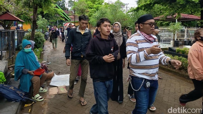 Para peziarah memadati TPU Panaikang Makassar.