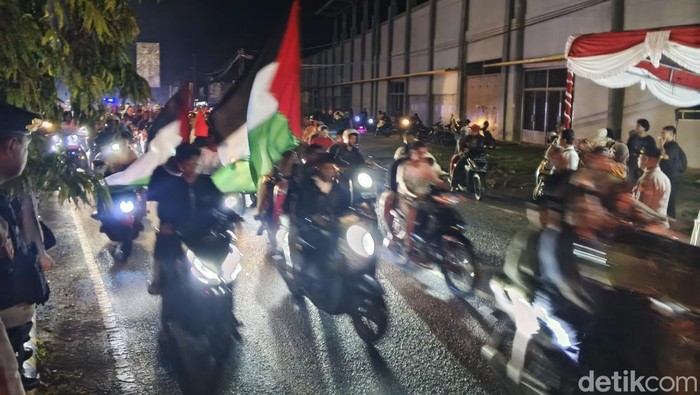 Pawai malam takibran di Kota Sorong, Papua Barat Daya.