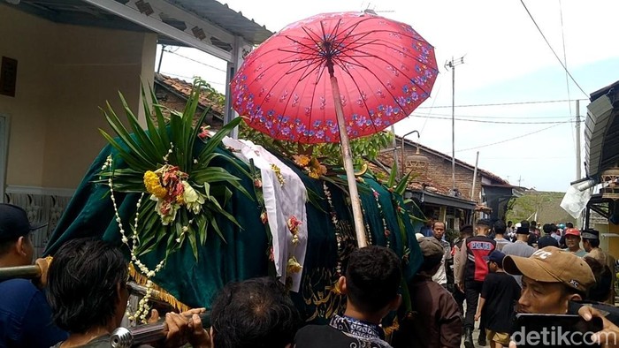 Pemakaman Anita Rahmawati (39), salah satu korban tewas tertimpa pohon beringin saat salat Id di Pemalang, Senin (31/3/2025).