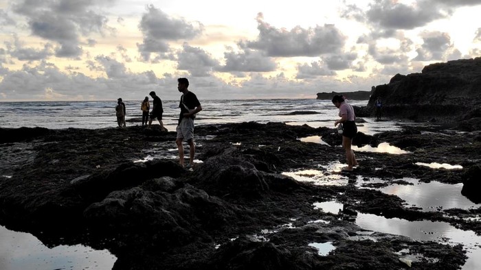 Pemandangan batu karang di Pantai Cemagi, Badung, Bali yang jarang ditemui. Pantai ini ramai saat libur Idul Fitri, Senin (31/3/2025). (Agus Eka/detikBali)