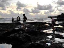 Turis Menikmati Pesona Eksotis Karang Hitam Pantai Cemagi Saat Idul Fitri