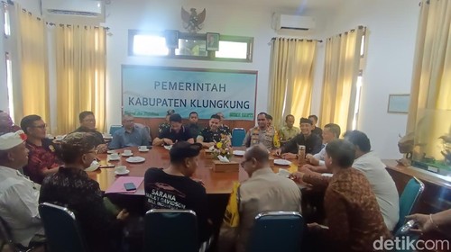 Pemkab Klungkung menggelar rapat terkait warga Sental Kangin, Nusa Penida, yang terkena sanksi adat kanorayang di kantor Bupati Klungkung, Senin (31/1/2025). (Foto: Ni Komang Ayu Leona/detikBali)