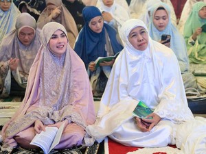 Khofifah Salat Id di Masjid Al Akbar Surabaya, Beri Pesan Ini buat Warga