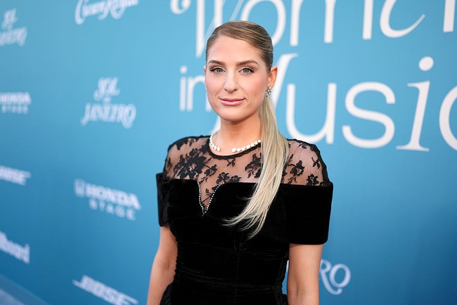 Beberapa bahkan menduga perubahan pada wajah ibu satu anak ini lebih berkaitan dengan prosedur pada rahang ketimbang penurunan berat badan. Ia sebelumnya terbuka soal berbagai perawatan estetika yang ia jalani. Ia pernah mengakui telah menjalani operasi payudara dan mengalami pengalaman kurang menyenangkan dengan Botox. Pada Desember lalu, dalam podcast Workin On It, ia mengungkapkan bahwa suntikan lip flip yang berlebihan membuatnya sulit tersenyum. (Foto: Christopher Polk/Billboard via Getty Images)