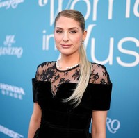 Beberapa bahkan menduga perubahan pada wajah ibu satu anak ini lebih berkaitan dengan prosedur pada rahang ketimbang penurunan berat badan. Ia sebelumnya terbuka soal berbagai perawatan estetika yang ia jalani. Ia pernah mengakui telah menjalani operasi payudara dan mengalami pengalaman kurang menyenangkan dengan Botox. Pada Desember lalu, dalam podcast Workin On It, ia mengungkapkan bahwa suntikan lip flip yang berlebihan membuatnya sulit tersenyum. (Foto: Christopher Polk/Billboard via Getty Images)