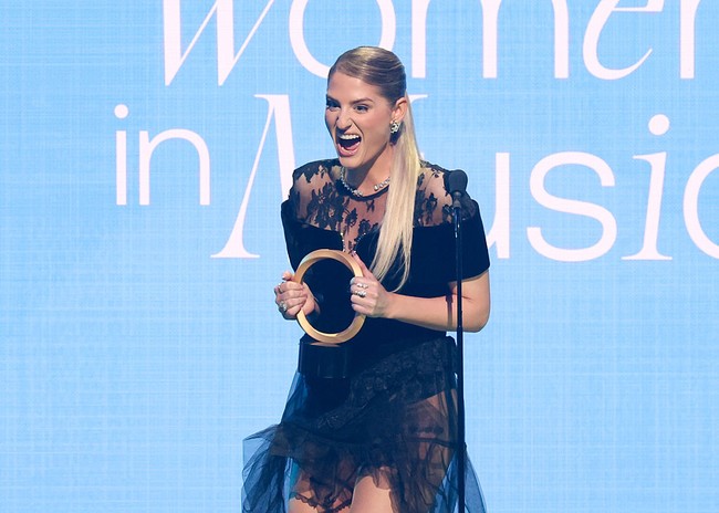 Aku kebanyakan Botox dan butuh bantuan. Aku merasa ada yang salah, ujar Meghan yang menerima penghargaan Hitmaker Award di ajang Billboard Women in Music 2025 itu. Ia menambahkan, Aku tidak bisa tersenyum, wajahku sakit kalau tersenyum. (Foto: Rich Polk/Billboard via Getty Images)