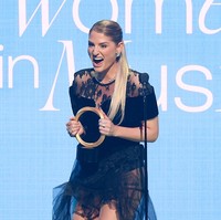 Aku kebanyakan Botox dan butuh bantuan. Aku merasa ada yang salah, ujar Meghan yang menerima penghargaan Hitmaker Award di ajang Billboard Women in Music 2025 itu. Ia menambahkan, Aku tidak bisa tersenyum, wajahku sakit kalau tersenyum. (Foto: Rich Polk/Billboard via Getty Images)