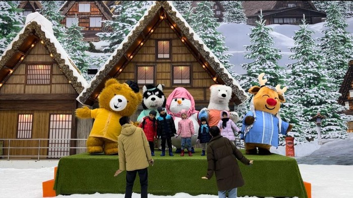Pengunjung berfoto bersama para maskot lucu nan menggemaskan di Trans Snow World Surabaya