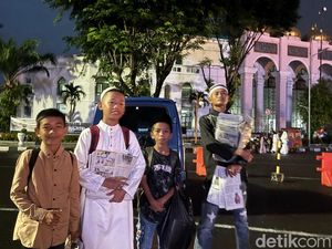 Kisah Mamat, 10 Tahun Berjualan Koran Saat Salat Id di Masjid Agung Palembang