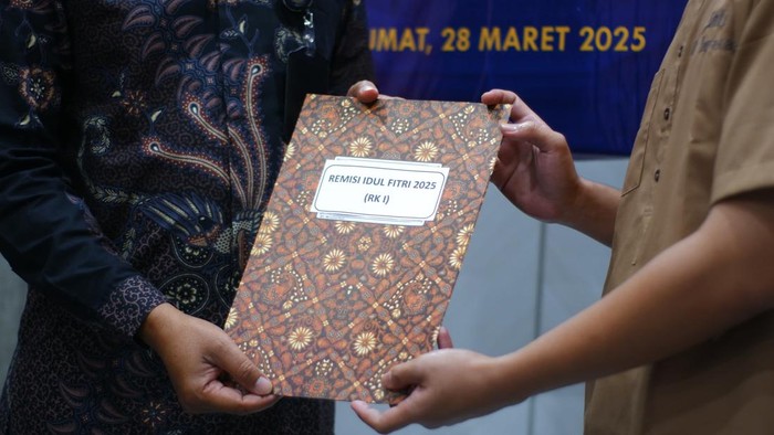 Penyerahan SK Remisi serentak seluruh Indonesia dari Lembaga Pemasyarakatan (Lapas) Kelas IIA Cibinong, Jumat (28/3/2025).