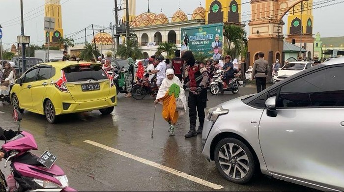 Personel Polda Kaltara mengamankan Salat Idul Fitri 1446 H/2025 di Masjid Agung Tanjung Selor.