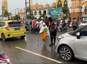 Personel Ops Ketupat Kayan Amankan Salat Id Tanjung Selor di Tengah Gerimis