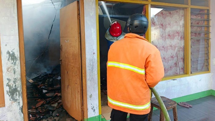 Petugas berusaha memadamkan api yang membakar rumah kontrakan di Kelurahan Pasir Lor, Kecamatan Purwokerto Barat, Kabupaten Banyumas, Senin (31/3/2025).