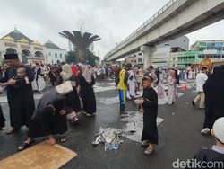 Video: Sampah Koran Berserakan Dekat Jembatan Ampera Setelah Salat Id Digelar