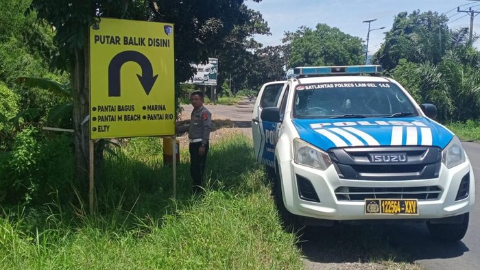 Polisi menerapkan sisten one way di jalur wisata Lampung Selatan